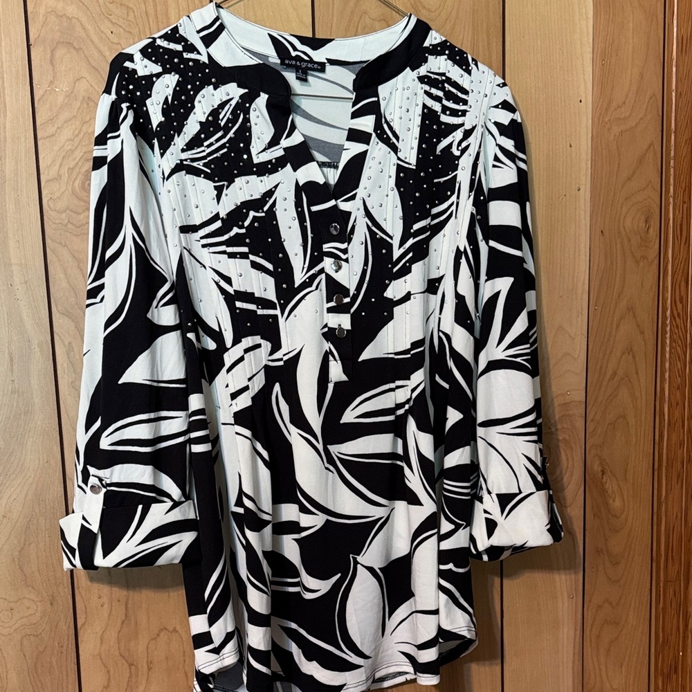 Ava & Grace Black and White Leaf Pattern Blouse